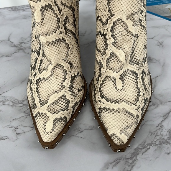 STEVE MADDEN Alyse Bootie Light Snakeskin Pointed Toe 6M Edgy Mobwife‎ Rocker - Picture 5 of 8